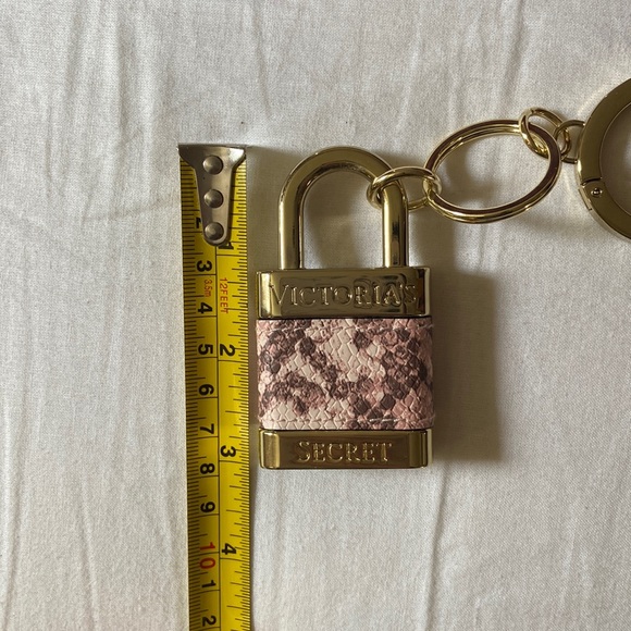 VICTORIA SECRET Pink Lock Keychain - Picture 5 of 6